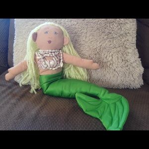 EUC🧜‍♀️Adorable Mermaid Doll Real shell top & lei